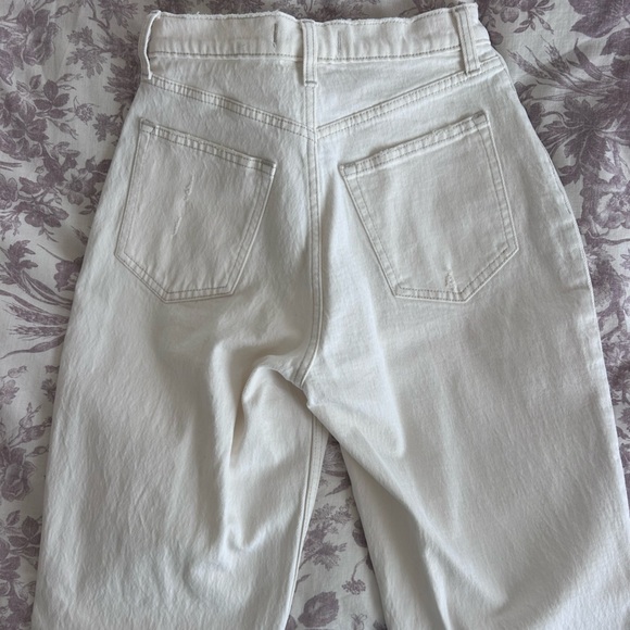 Abercrombie & Fitch Curve Love 90s Straight Ultra High Rise Jeans in Cream - Picture 3 of 5